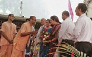 Smriti Irani visits Akshaya Patra, Gujarat