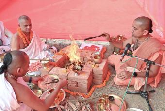 Bhoomi Pooja underway at the site of Akshaya Patra’s first kitchen at Patna in Bihar